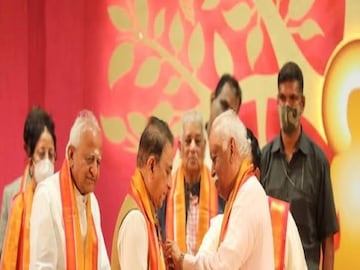 আরএসএস প্রধানের পুরস্কার পেলেন গাভাসকার