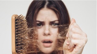 চিরুনি ছোঁয়ালেই মুঠো মুঠো চুল উঠছে! সতর্ক হন, জেনে নিন সময় থাকতে কী করা যায় চিরুনি ছোঁয়ালেই মুঠো মুঠো চুল উঠছে! সতর্ক হন, জেনে নিন সময় থাকতে কী করা যায়
