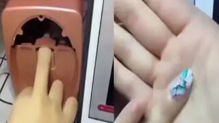 নেলপলিশ প্রিন্টিং মেশিন কখনও দেখেছেন? স্রেফ আঙুল ঢুকিয়ে দিলেই কেল্লা ফতে!