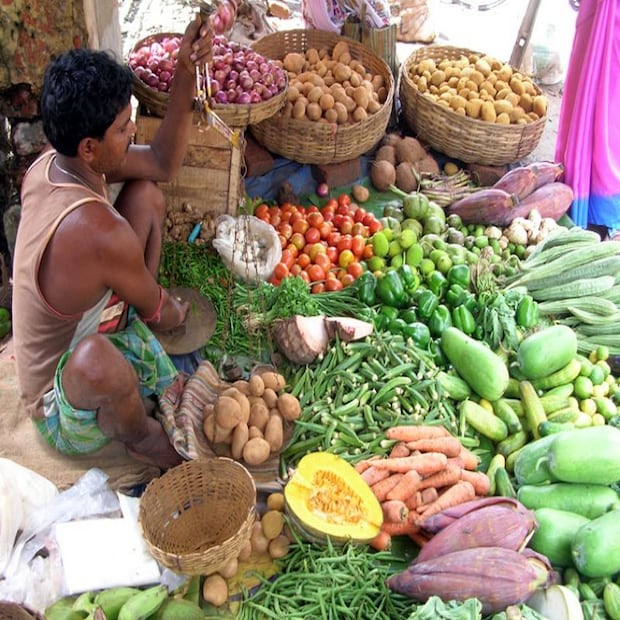 আদা নতুন হলে ২০০ টাকা , আর পুরনো আদা প্রায় ৪০০ টাকা কিলো দরে বিক্রি হচ্ছে। রসুনের বাজার দর ২০০ থেকে ২৫০ টাকা কিলো প্রতি।