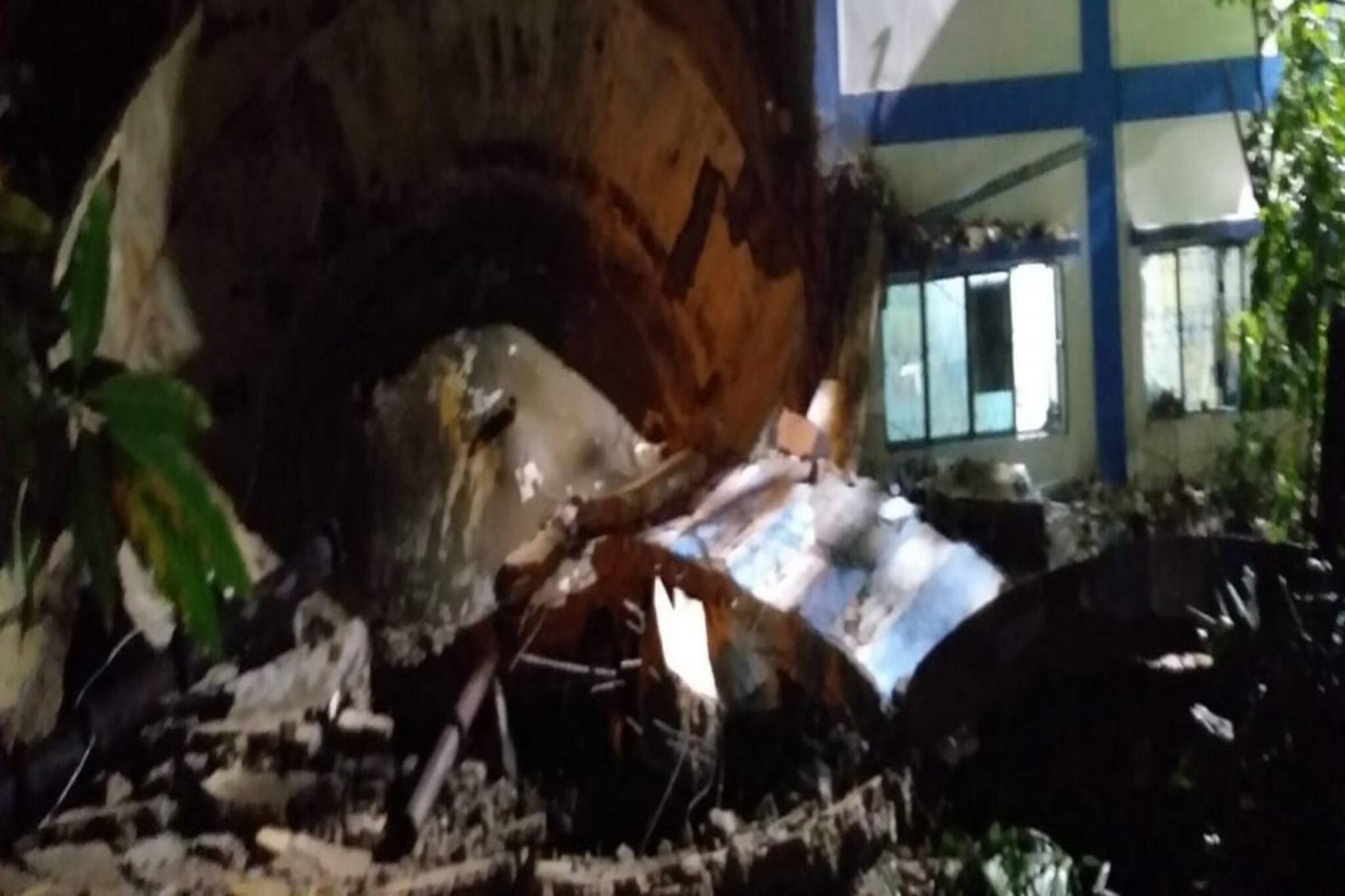 হুড়মুড়িয়ে ভেঙে পড়ল ৩০ বছরের জলের ট্যাঙ্ক! পাটুলিতে জল সংকটের আশঙ্কা