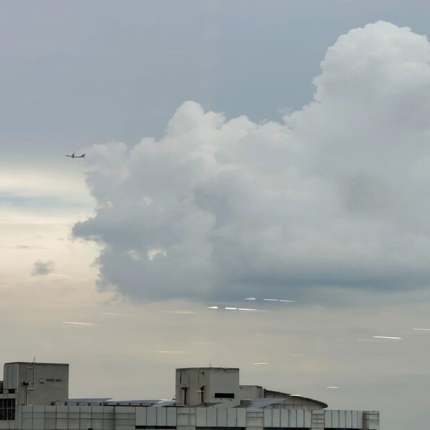 আগামী ৪-৫ দিন হালকা থেকে মাঝারি বৃষ্টি হবে রাজ্যে ৷ মূলত মেঘলা আকাশ। কোথাও কোথাও আংশিক মেঘলা আকাশ। কলকাতায় মূলত মেঘলা আকাশ। দু-এক পশলা হালকা থেকে মাঝারি বৃষ্টির সম্ভাবনা রয়েছে। Story: Biswajit Saha আগামী ৪-৫ দিন হালকা থেকে মাঝারি বৃষ্টি হবে রাজ্যে ৷ মূলত মেঘলা আকাশ। কোথাও কোথাও আংশিক মেঘলা আকাশ। কলকাতায় মূলত মেঘলা আকাশ। দু-এক পশলা হালকা থেকে মাঝারি বৃষ্টির সম্ভাবনা রয়েছে। Story: Biswajit Saha