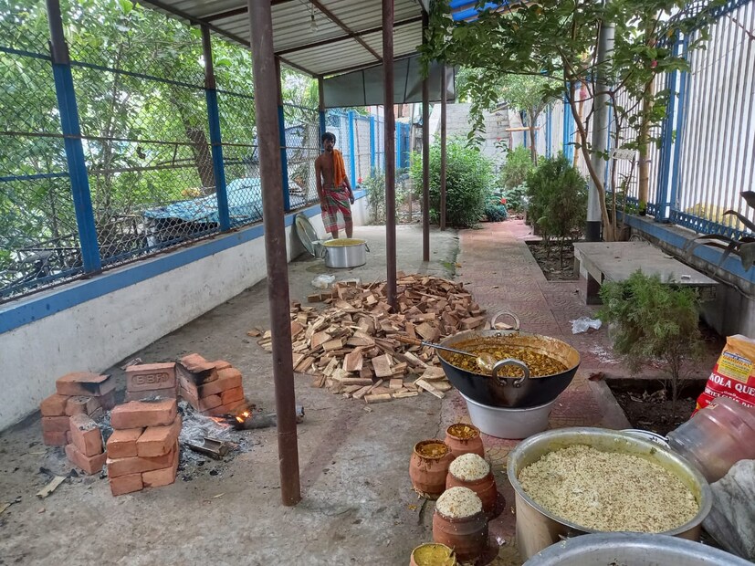 রথযাত্রার আগেই ১০১ শিশু-কিশোরকে তিন তলা রথ ও জগন্নাথ দেবের বিগ্রহ বিতরণ করা হয় যোধপুর পার্কে। রথযাত্রা উপলক্ষে মা দুর্গার খুঁটি পুজো শুরু কলকাতা জুড়ে বিভিন্ন ক্লাবগুলিতে। কেউ আবার রথযাত্রার পূণ্য লগ্নে খুঁটি পুজোর সঙ্গে সঙ্গে চক্ষুদানের অঙ্গীকারও করছেন। আবার কেউ স্বেচ্ছায় রক্তদান শিবিরের আয়োজন করেছেন। সবমিলিয়ে উৎসবের মেজাজে সপ্তাহশেষের এক মেঘলা দিন কাটাচ্ছে কলকাতা।