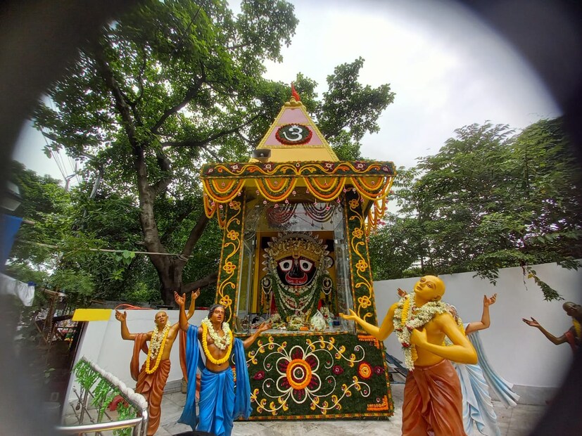 কলকাতা পুরসভার দক্ষিণের যোধপুর পার্কের কাছে গোবিন্দপুর প্রদীপ সঙ্ঘ। পুরসভার ৯৩ নম্বর ওয়ার্ডের কাউন্সিলর মৌসুমী দাসের উপস্থিতিতে রথের আগেই রথের উৎসব। ১০১ জন শিশু-কিশোরের হাতে তুলে দেওয়া হল তিন তলা রথ। 