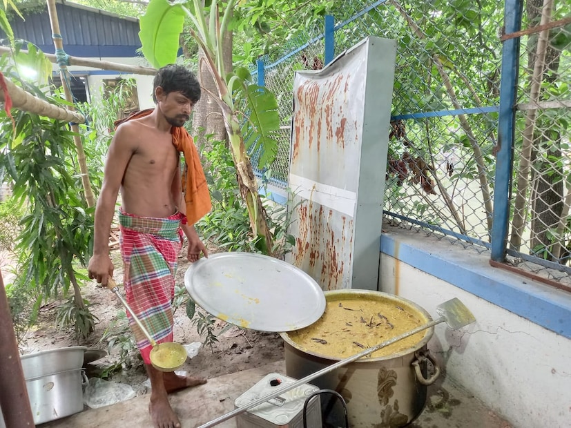কলকাতা পুরসভার ১৩ নম্বর ওয়ার্ডের কাউন্সিলর অনিন্দ্য কিশোর রাউত আয়োজন করেছেন জগন্নাথ পুজোর। শুধুমাত্র জগন্নাথের জন্যই পুরীর রথের আদলে তৈরি হয়েছে মন্দির। সেখানে শুধুমাত্র জগন্নাথ দেবের পূজা হবে। আর সেই জন্য পুরী থেকে পান্ডারা এসেছেন রান্না করতে।