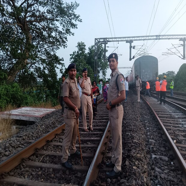 দক্ষিণ-পূর্ব রেলের হাওড়া-খড়গপুর শাখায় লাইনচ্যুত একটি পার্সেল এক্সপ্রেস। রবিবার বিকেলে সাঁকরাইলের ও আবাদা স্টেশনের মাঝে ঘটনাটি ঘটে। দুর্ঘটনার জেরে আপ, মিডিল ও ডাউন লাইনে বন্ধ ট্রেন চলাচল। 
