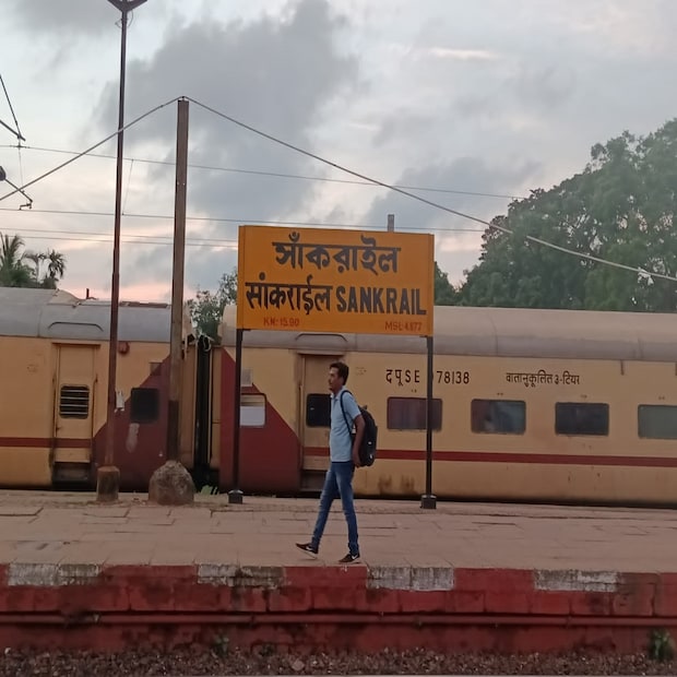 মাঝপথই থমকে পড়ে যাত্রী বোঝাই ট্রেন। দীর্ঘক্ষণ অপেক্ষার পর রেল চলাচল স্বাভাবিক না হয় রেল পথ ধরেই হেঁটে প্ল্যাটফর্মে পৌঁছে যাত্রীরা। এদিকে সাঁকরাইল রেল স্টেশনে রেলের অপেক্ষায় বহু যাত্রী রেলের অপেক্ষায়।