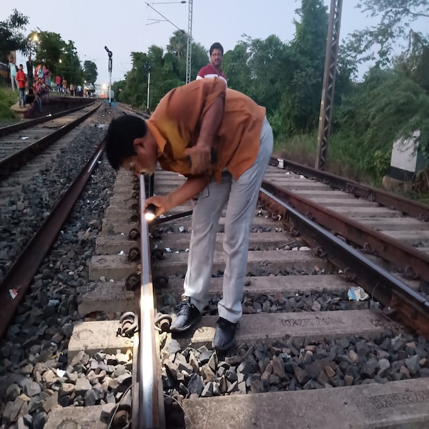 দূর্ঘটনার জেরে দক্ষিণ-পূর্ব রেলের হাওড়া-খড়গপুর শাখায় ব্যাহত ট্রেন পরিষেবা। ইতিমধ্যেই উদ্ধারকারী দল কাজ শুরু করেছে৷ ৪.১৫ নাগাদ ঘটনাটি ঘটে, রেল চলাচল স্বাভাবিক করতে দ্রুত ব্যবস্থা গ্রহণ কর হচ্ছে। 