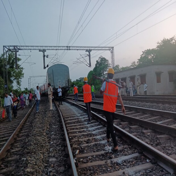 মাঝপথই থমকে পড়ে যাত্রী বোঝাই ট্রেন। দীর্ঘক্ষণ অপেক্ষার পর রেল চলাচল স্বাভাবিক না হয় রেল পথ ধরেই হেঁটে প্ল্যাটফর্মে পৌঁছে যাত্রীরা। এদিকে সাঁকরাইল রেল স্টেশনে রেলের অপেক্ষায় বহু যাত্রী রেলের অপেক্ষায়।