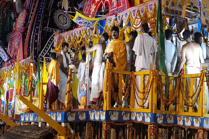 প্রসঙ্গত, এবছরই প্রথম, জেলায় সবথেকে বড় রথযাত্রা উৎসব পালন করা হয় বেলঘড়িয়া রথতলা জগন্নাথ মন্দিরের পক্ষ থেকে। পুরীর মন্দির থেকে রথের শিল্পীরা এসে দীর্ঘদিন ধরে তৈরি করেন বিশাল আকৃতির তিনটি রথ।