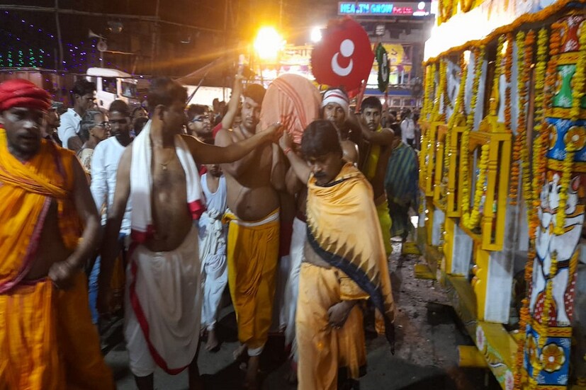 সেখানেই নিষ্ঠা সহকারে পালন করা হয় জগন্নাথ দেবের পুরীর আদলে তিন দিনের নানা নিয়ম। প্রথম দিন চলে সোনাবেশ, দ্বিতীয় দিন শরবত খাইয়ে পালন করা হয় অধরপনা এবং তৃতীয় দিন রসগোল্লার মধ্য দিয়ে সমাপ্তি ঘটে রথে অধিষ্ঠানের।
