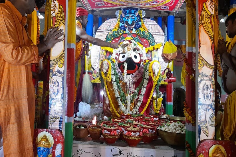 উল্টো রথের পর থেকে জগন্নাথ, বলরাম এবং সুভদ্রা মাসির বাড়ি থেকে রথে করে মন্দির প্রাঙ্গণে আসলেও, পুরীর মন্দিরের নিয়ম মেনে মন্দিরে অধিষ্ঠান হতে পারেননি। তিন দিন রথেই ছিলেন তিন জন দেবতা।