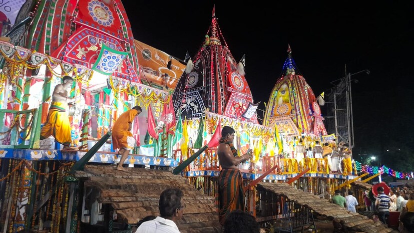 সেখানে প্রতিদিন নিয়ম করে পূজো অর্চনা চলেছে। শেষ দিনে ৫০ হাজার রসগোল্লা প্রসাদ ভক্তদের খাওয়ানোর মধ্যে দিয়ে তারা মন্দিরে প্রবেশ করলেন।
