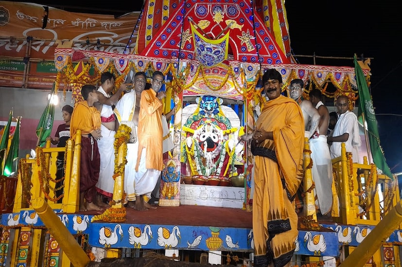 জগন্নাথ দেব এসে মন্দিরের দরজার সামনে আটকে পড়েন। তারপরে লক্ষ্মী দেবীকে নানা ভাবে বুঝিয়ে রসগোল্লা খাইয়ে, তারপরে জগন্নাথ দেব মন্দিরে অধিষ্ঠান হন। সে কারণেই আজ মন্দির কর্তৃপক্ষের থেকে প্রায় পঞ্চাশ হাজারের উপর রসগোল্লা তৈরি করা হয় ভক্তদের জন্য।
