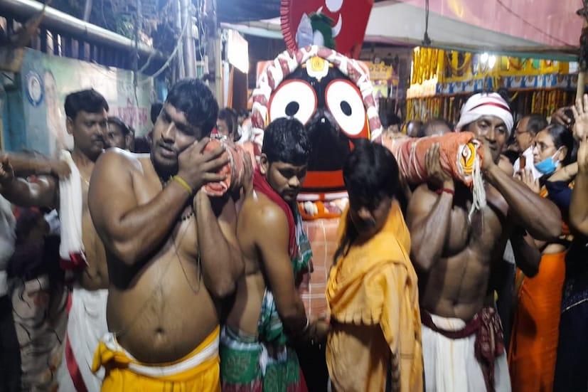 যারা এই রসগোল্লা তৈরি করেছেন, তারা এসেছেন জগন্নাথ ধাম থেকে। সারারাত ধরে এই পঞ্চাশ হাজার রসগোল্লা তৈরি করা হয়। তারপর, সেই রসগোল্লা বলরাম, জগন্নাথ ও সুভদ্রা কে দিয়ে মা লক্ষ্মী কে খাইয়ে, পুজো দেওয়া হয়।