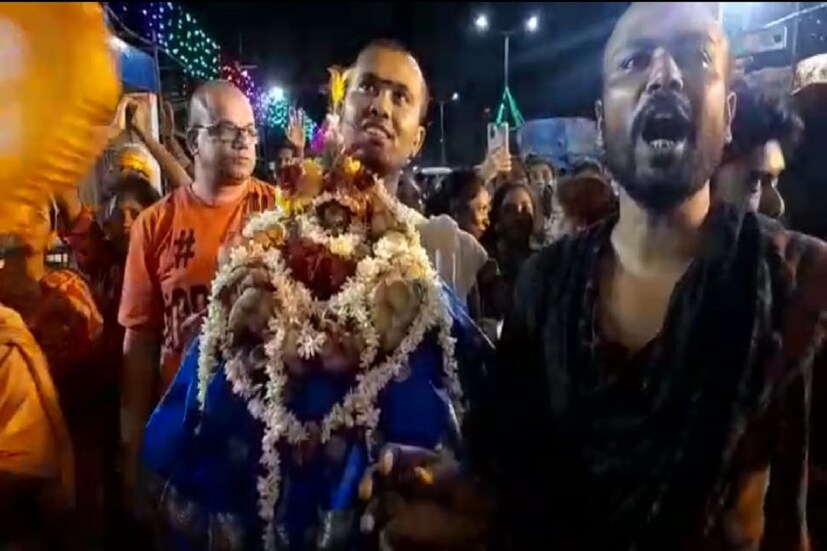 এরপরই, বলরাম, জগন্নাথ ও সুভদ্রা পুনরায় আবার বেলঘড়িয়া রথতলার মন্দিরের সিংহাসনে অধিষ্ঠিত হন। সাধারণ মানুষের মধ্যে এই রসগোল্লা বিতরণ করা হয়। লাইন দিয়ে ভক্তরা সেই প্রসাদ গ্রহণ করেন।