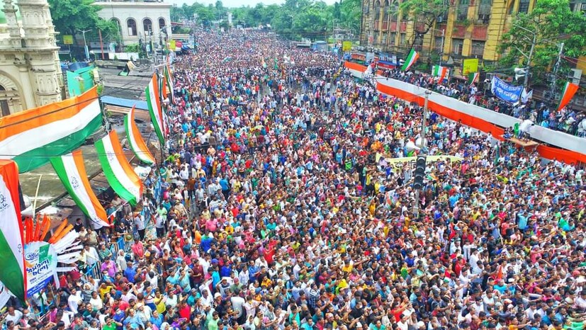 এছাড়া ভিন রাজ্যের তৃণমূল কংগ্রেস পেজ থেকেও লাইভ গিয়েছে। নানা ছবি, ভিডিও অল ইন্ডিয়া তৃণমূল কংগ্রেস, মমতা বন্দ্যোপাধ্যায়ের ও অভিষেক বন্দ্যোপাধ্যায়ের পেজ থেকেও আপলোড হয়েছে। যা প্রচুর নেটিজেন দেখেছেন৷ সব মিলিয়ে অফলাইনের পাশাপাশি, অনলাইনেও ভিড় দেখে খুশি তৃণমূল কংগ্রেস। প্রতিবেদন : আবির ঘোষাল 