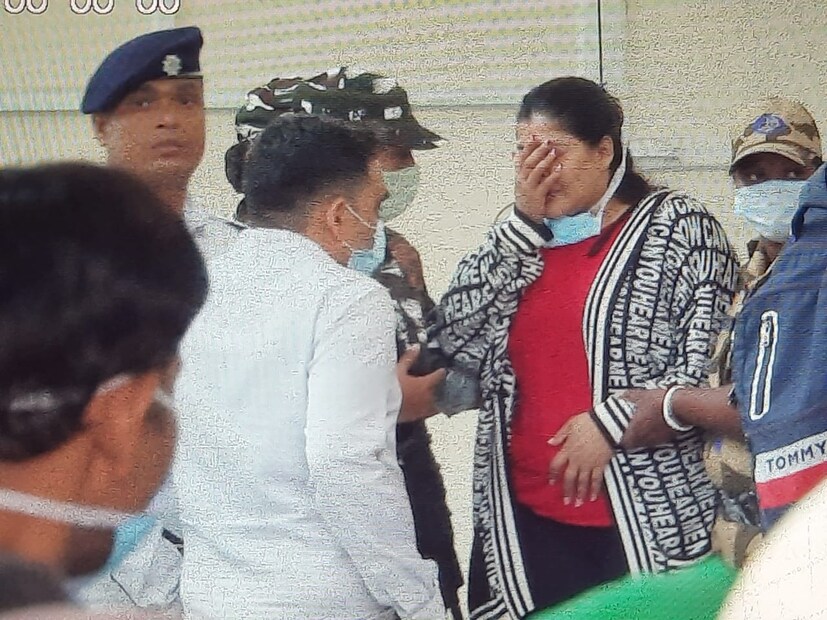 রবিবার তাঁকে ফের নিয়ে যাওয়া হয় জোকা ইএসআই হাসপাতালে। রবিবার হাসপাতাল চত্বরে সাংবাদিকদের সামনে কান্নায় ভেঙে পড়েন অর্পিতা মুখোপাধ্যায়।