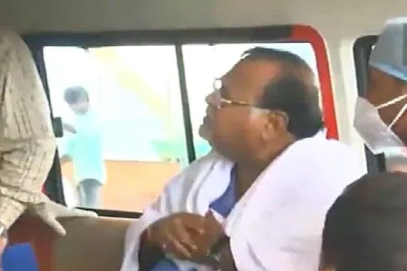 ২৭ ঘণ্টা জেরার পর শনিবার সকালে গ্রেফতার হন পার্থ চট্টোপাধ্যায়। আজ ইডির র‍্যাডারে ৬৯ বছর বয়সি বর্ষীয়ান বঙ্গ নেতা। ছবি : ANI 