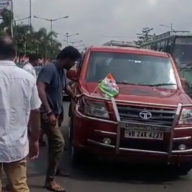 ভিআইপি রোডের কৈখালীর কাছে দুর্ঘটনা। একটি টাটা সুমো বাইক ও পথচারীকে ধাক্কা মারে। সেই টাটা সুমোতে ছিলেন তৃণমূল কর্মী-সমর্থকরা।