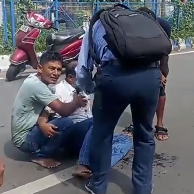 জানা গিয়েছে, ওই টাটা সুমো প্রথমে একটি বাইক ও পরে একজন পথচারীকে ধাক্কা মারে। 