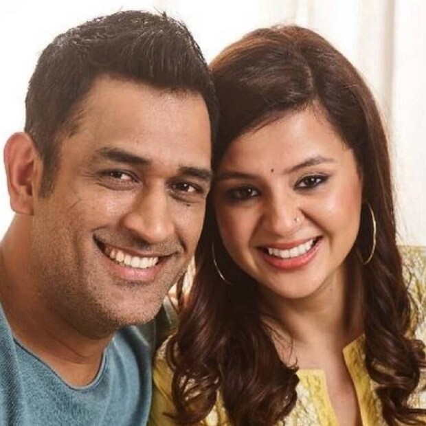 ধোনি ও সাক্ষীর বাবা একই সংস্থায় কাজ করতেন। পরে সাক্ষীর বাবা পরিবারের সদস্যদের নিয়ে দেহরাদুনে চলে যান। ফলে ধোনিদের পরিবারের সঙ্গে তাঁদের যোগাযোগ কমে যায়।