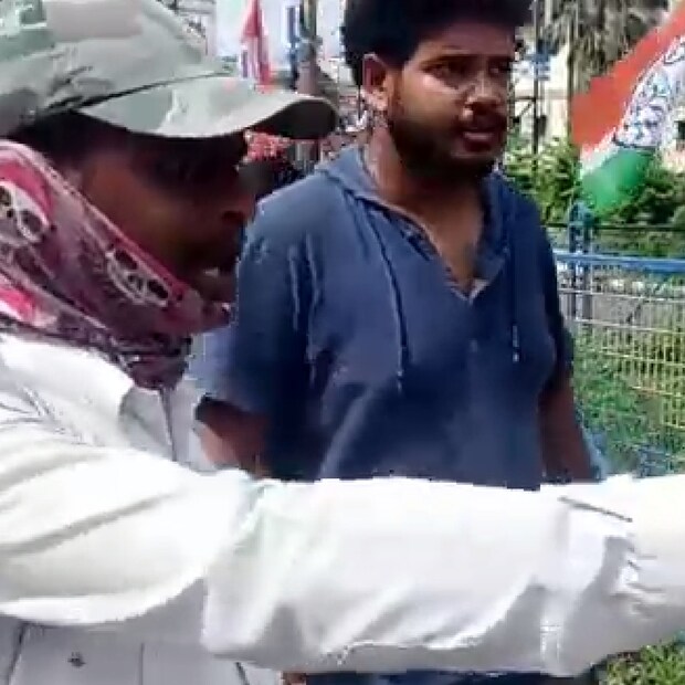 তৃণমূল কর্মী সমর্থকরা ওই টাটা সুমোতে চেপে ধর্মতলার উদ্দেশে যাচ্ছিলেন। তখনই দুর্ঘটনা ঘটে। 
