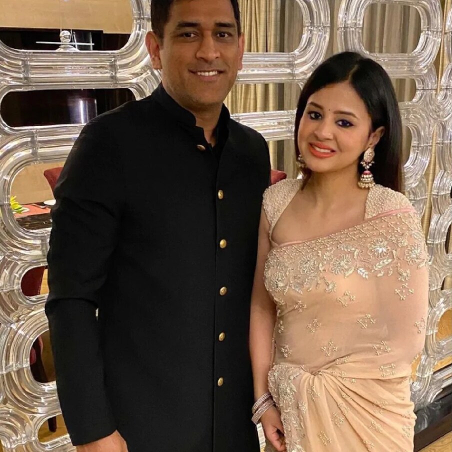 সৌন্দর্যে যে কোনও বলিউড সুন্দরীকে টেক্কা দিতে পারেন সাক্ষী। যেমন তিনি সুন্দরী, তেমন অসাধারণ তাঁর স্টাইল স্টেটমেন্ট।