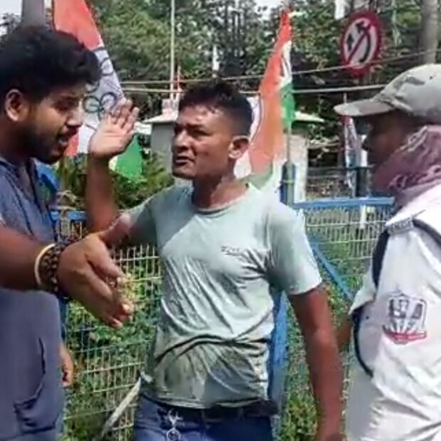 এর পর ওই গাড়ির চালককে পুলিশের সামনেই চড় মারেন তৃণমূলের কর্মী। পুলিশ নীরব দর্শকের ভূমিকায় ছিল। সেই ছবি প্রকাশ্যে।