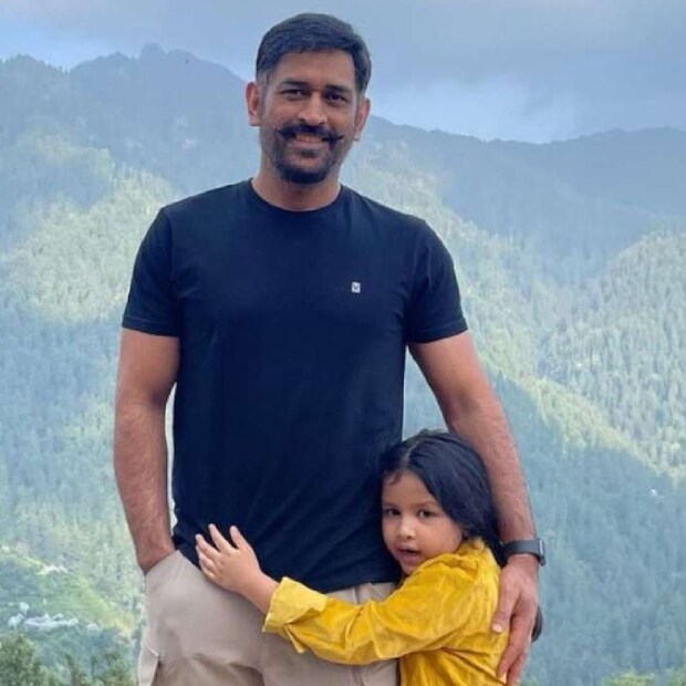 যুদ্ধজিতের থেকে নম্বর নিয়ে সাক্ষীকে মেসেজ করেছিলেন ধোনি। তবে সাক্ষী ভেবেছিলেন, কেউ ধোনির নাম ভাঁড়িয়ে তাঁকে বিরক্ত করছে। যদিও পরে তিনি জানতে পারেন, ধোনিই তাঁকে মেসেজ করেছিলেন। এর পর ২০০৮-এর মার্চ মাস থেকে তাঁরা ডেট শুরু করেন। ২০১০-এ দেহরাদুনে বিয়ে করেন ধোনি-সাক্ষী।