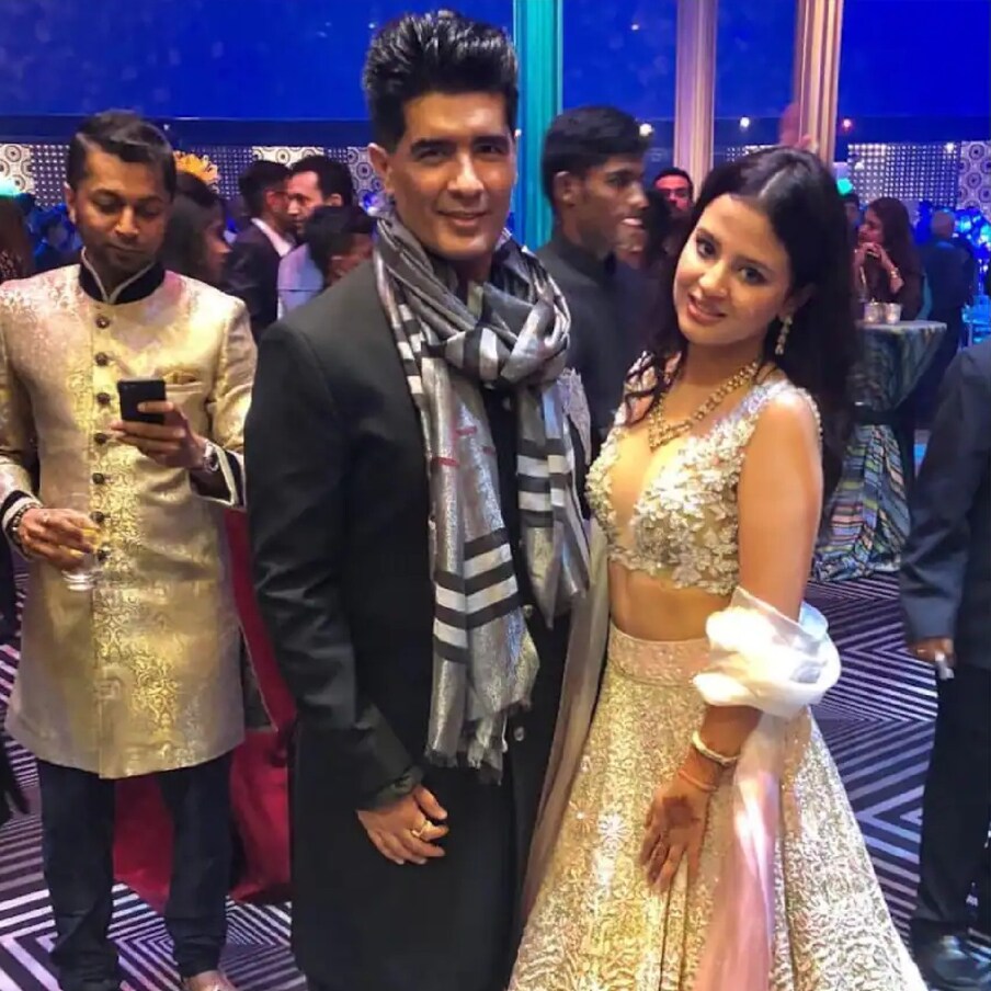 বলিউড ও ক্রিকেট জগতের বিভিন্ন অনুষ্ঠানে প্রায়ই দেখা যায় সাক্ষীকে। তিনি যে কোনও পার্টির হই-হুল্লোড়ে থাকতে খুব ভালবাসেন বলে জানা যায়।