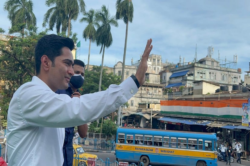 #কলকাতা: ২১ জুলাই নিয়ে তুমুল আশাবাদী অভিষেক বন্দ্যোপাধ্যায় (Abhishek Banerjee)। বৃহস্পতিবার ফের ২১ জুলাই সভামঞ্চ পরিদর্শনে যান অভিষেক। সেখানেই তিনি 'সুপারহিট' সভা নিয়ে আশা প্রকাশ করেন। তিনি বলেন, ''ব্রিগেড হলে ভালো হত। উত্তরের জেলা থেকে বেশি লোক চেয়েছিলাম। আমরা ভেবেছিলাম ৪৫-৫০ হাজার লোক হবে৷ সেই ব্যবস্থা করেছিলাম। ইতিমধ্যেই ৮০ হাজার লোক পৌঁছে যাচ্ছে। উত্তর থেকে ১ লাখ লোক হবে। (প্রতিবেদন: আবীর ঘোষাল)