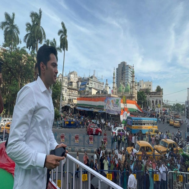 তবে, পিছিয়ে থাকবে না দক্ষিণবঙ্গও। অভিষেক আশাবাদী, ''দক্ষিণের জেলা থেকে কাল আসবে। দিনের দিন এরা আসবে। আমাদের উদ্বেগ আমরা এক শতাংশ লোককে ঢুকতে দিতে পারব। বাকি ৯ শতাংশ বাইরে থেকে দেখবে। চমক মানেই কি যোগদান? রাত পোহালেই দেখতে পারবেন। কাল মঞ্চে থাকছে একাধিক চমকও থাকছে, বুঝিয়ে দিলেন অভিষেক বন্দ্যোপাধ্যায়।