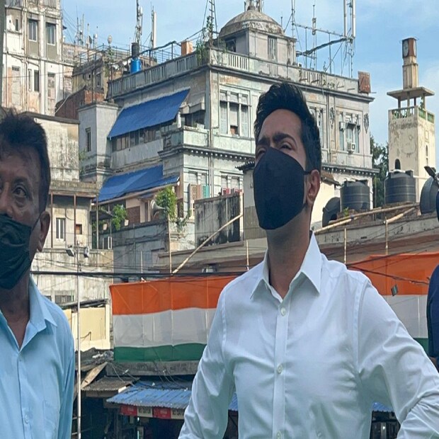 অভিষেক আরও বলেন, ''মমতা বন্দোপাধ্যায় যা যা বলবেন সেটাই তো চমক। উনি যা বলবেন তা কর্মীদের উদ্দেশ্যে, সেটাই বাস্তবায়িত হবে। কার্যত তিন বছর পরে আমাদের সমাবেশ হচ্ছে। হাইকোর্ট অর্ডার দিলে মানতে হবে। তবে পর্যবেক্ষণ দেখুন। লাইম লাইটে থাকতে গেলে ওই দিন বাছতে হবে। টিভিতে মুখ দেখাতে ওই দিন বাছতে হবে। অসম, গোয়া, মেঘালয়, ইউপি, ত্রিপুরা থেকে প্রতিনিধিরা আসবে৷ বাইরে রাজ্যেও পালিত হবে ২১ জুলাই।