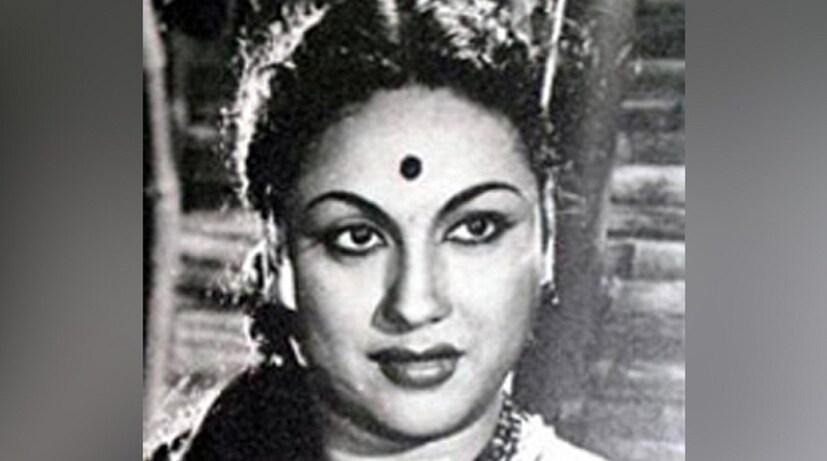 তামিল ও তেলুগু ছবির অভিনেত্রী পুষ্পাবল্লীর কাছে অভিনয়ের সুযোগ ক্রমশ কমে আসছিল। পরিবর্তে তাঁর মেয়ে রেখার কাছে শিশুশিল্পী হিসেবে কাজ করার সুযোগ আসতে থাকে। অভিনেত্রী হওয়ার ইচ্ছে কোনও দিন ছিল না রেখার। চেয়েছিলেন স্বাভাবিক শৈশব কাটাতে। কিন্তু মায়ের মুখের দিকে তাকিয়ে মাত্র ১৩ বছর বয়সে পড়াশোনায় ইতি টেনে অভিনয়জীবনে পা রাখতে বাধ্য হন তিনি। (photo source collected) 