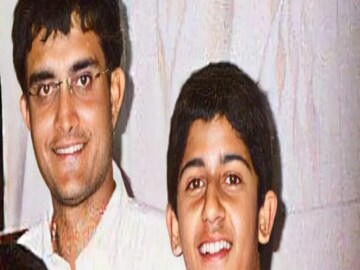 সৌরভের পাশে কে?