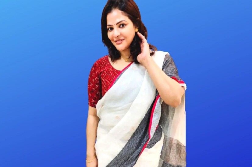 সূত্রের খবর, জীবন ধারায় আমূল বদলে জেলে খানিকটা নাস্তানাবুদ হয়েছেন অর্পিতা। কখনও ড্রেস পাচ্ছেন না, তো কখনও বাড়ির কেউ খোঁজ নিতে আসছে না। থানার নিয়ম অনুযায়ী রক্তের সম্পর্কের মানুষ এবং আইনজীবী ছাড়া কেউ দেখা করতে পারবে না। এদিকে, অর্পিতার তরফে রয়েছেন তার মা ও একমাত্র দিদি। কিন্তু, এঁরা কেউই দেখা করতে আসেনি এখনও পর্যন্ত।