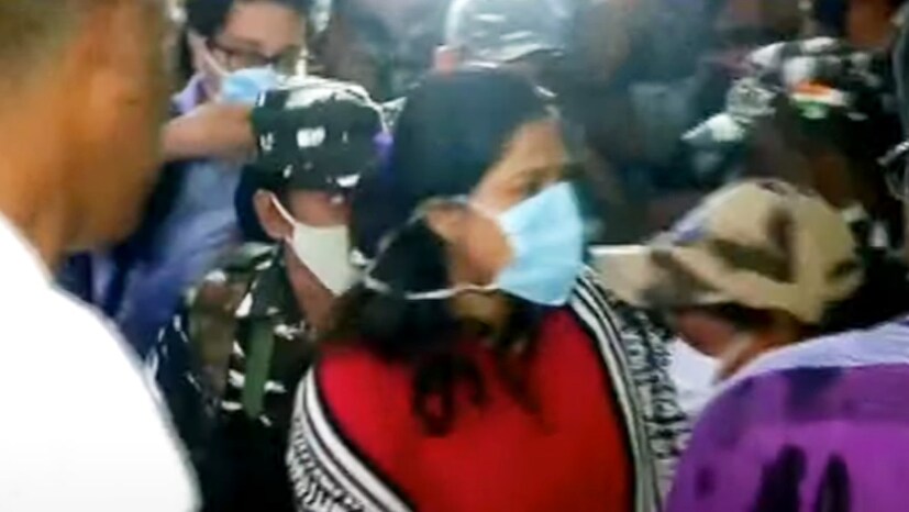 ইডির ডাক পেয়ে দু'বার জেরার মুখে পড়া অর্পিতা কিন্তু গ্রেফতারির পর থেকেই বেপরোয়াই ছিলেন। রবিবার তাঁকে জোকা ইএসআই হাসপাতালে নিয়ে যাওয়ার সময়ও তিনি বলেন, ''আইন আইনের পথে চলবে, এটাই বলব। আইনের উপর আমার পূর্ণ আস্থা আছে।''