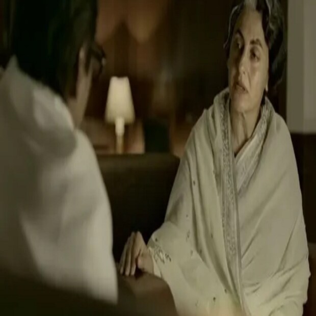 বাল ঠাকরের বায়োপিকে ইন্দিরা গান্ধীর ভূমিকায় একটি সংক্ষিপ্ত অভিনয়ে ছিলেন অবন্তিকা আকেরকার।