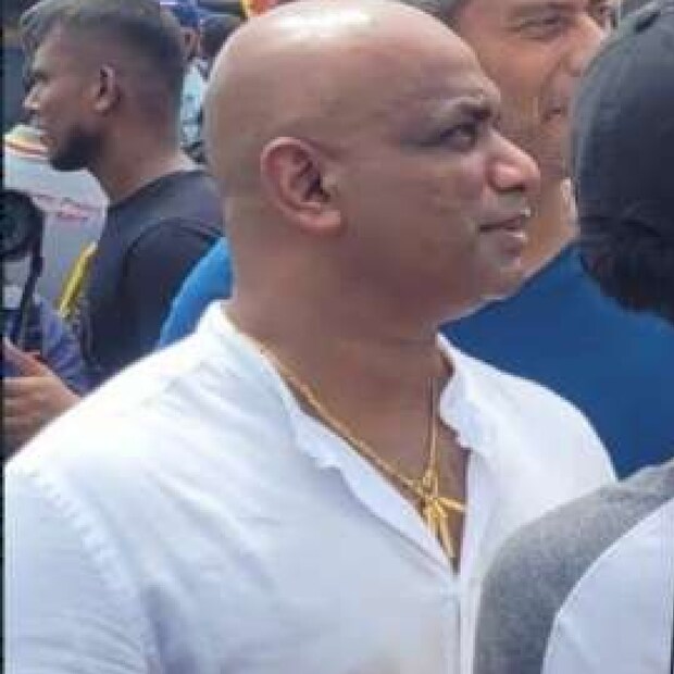 শ্রীলঙ্কার রাষ্ট্রপতি ভবনের দখল নিয়েছে সাধারণ মানুষ। প্রেসি়ডেন্ট গোতাবায়া রাজাপাক্ষে আগেই রাজভবন ছেড়ে পালিয়েছেন। পুলিশ ও সোন আন্দাজ করেছিল, পরিস্থিতি খারাপ হতে পারে। জানা যাচ্ছে, সেনার সদর দফতরে রয়েছেন শ্রীলঙ্কার প্রেসিডেন্ট। সাধারণ মানুষ তাঁর পদত্যাগ দাবি করছে।