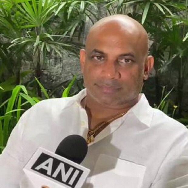 এদিন জয়সূর্যকে দেখা গেল সাধারণ মানুষের সঙ্গে রাস্তায় নেমে প্রতিবাদ করছেন। মিছিলেও হাঁটলেন। আবার রাজাপাক্ষের বিরুদ্ধে স্লোগান তুললেন। 