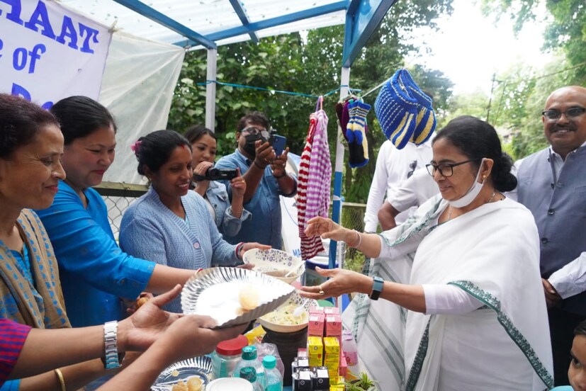 পাহাড়ে রাজনৈতিক ভাষণ ও কর্মসূচির পাশাপাশি বরাবরই একটু অন্যরকম জনসংযোগে দেখা যায় মুখ্যমন্ত্রীকে। এর আগেও মমতা বন্দ্যোপাধ্যায়কে দার্জিলিঙের পথে দেখা গিয়েছিল নিজে হাতে মোমো বানাতে। 