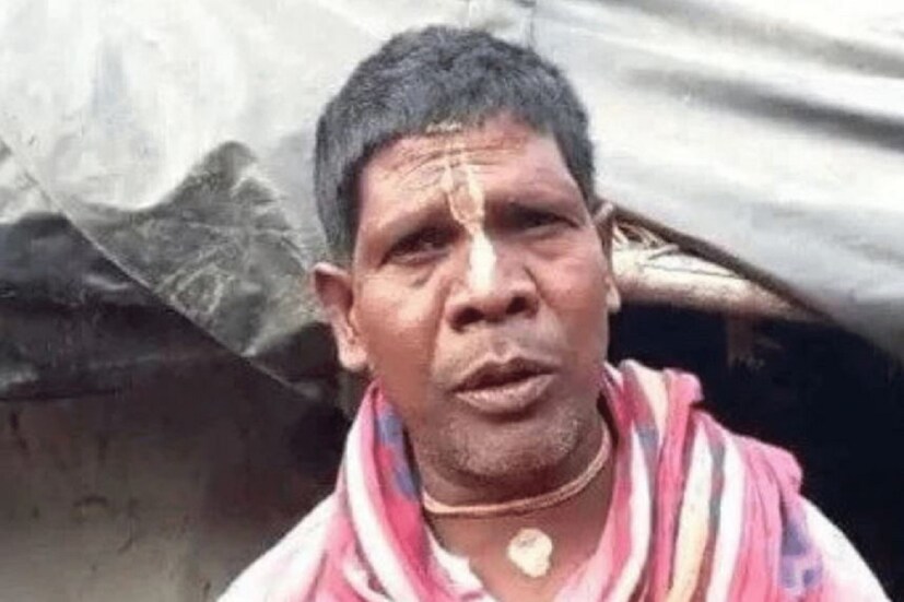 বীরভূমের ভুবন বাদ্যকরের এখন ভুবন ভরা। তার ভাইরাল হওয়া কাঁচা বাদাম গানের দৌলতে তিনি আজ সেলিব্রেটিতে পরিণত হয়েছেন। চারদিকে ছড়িয়ে পড়েছে তার নাম ডাক আর সেই নামডাক ছড়িয়ে পড়ার কারণে একের পর এক রিয়েলিটি শো থেকে শুরু করে অনুষ্ঠানে ডাক পাচ্ছেন। (Reporter-Madhab Das)