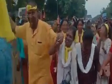 নাচছেন বিজেপি সভাপতি