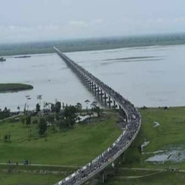পদ্মা সেতুর তুলনায় অনেকটাই বড় ব্রিজ ভূপেন হাজারিকা সেতু। যা তৈরি করতে সময় এবং খরচ দু’টোই লেগেছিল অনেকটাই কম। অসমের তিনসুকিয়া জেলার সাদিয়াতে ব্রহ্মপুত্র নদের উপর তৈরি হয়েছে ৯.১৫ কিলোমিটার লম্বা ঢোলা-সাদিয়া ব্রিজ।