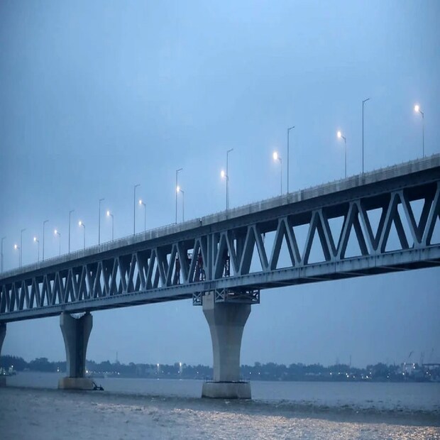 শুধু তাই নয়, ঢোলা-সাদিয়া তথা ভূপেন হাজারিকা সেতু তৈরিতে খরচ হয়েছিল মোট ২,০৫৬ কোটি টাকা। অন্যদিকে, পদ্মা সেতু নির্মাণে বাংলাদেশের খরচ হয়েছে ৩০ হাজার কোটি বাংলাদেশি টাকা।