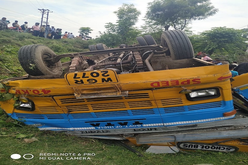 স্থানীয়দের একাংশ জানিয়েছেন, রাস্তা পাড় হওয়া অন্য দুই ছাত্রকে বাঁচাতে গিয়ে দুর্ঘটনাগ্রস্ত হয় গাড়ি। স্থানীয়দের একাংশের আবার দাবি, দুর্ঘটনার পর চালক তাঁদের জানান, স্টিয়ারিং লক হয়ে যাওয়াই যান্ত্রিক ত্রুটিতেই পাল্টি খায় স্কুল বাস। তবে দুর্ঘটনার কারণ যাই হোক না কেন, ওই বাসটি অত্যন্ত পুরনো। এবং বাসে আসন সংখ্যার তুলনায় অনেক বেশি পরিমাণ ছাত্রকে তোলা হয়েছিল বলে নিশ্চিত পুলিশ।