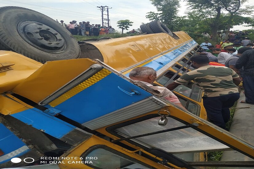কেন্দ্রীয় বিদ্যালয় সাধারণত বিভিন্ন কেন্দ্রীয় সরকারি কর্মীদের বাড়ির পড়ুয়াদের পড়াশোনার ব্যবস্থা রয়েছে। এদিন যে গাড়িটি দুর্ঘটনার কবলে পড়ে তাতে রেল কর্মীদের পড়ুয়ারাই ছিল। স্কুল কর্তৃপক্ষের দাবি, রেলের তরফ থেকেই ওই বাস পড়ুয়াদের আনা নেওয়ার জন্য স্কুলে দেওয়া হয়েছিল। ওই বাস রাস্তায় চলার জন্য ফিট কিনা তা রেল কর্তৃপক্ষের দেখার কথা বলেও জানান স্কুলের শিক্ষকরা।