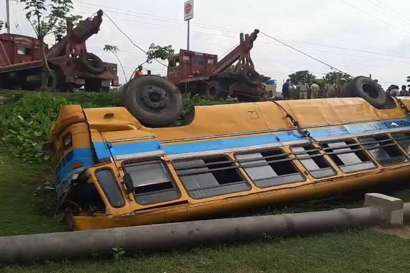 এদিকে, বিপজ্জনকভাবে বাসে ছাত্র পরিবহন নিয়ে সরব হয়েছেন মালদহ জেলা পরিষদের শিক্ষা কর্মাধ্যক্ষ প্রতিভা সিংহ। তিনি বলেন, স্কুলের সমস্ত পরীক্ষা করার প্রয়োজন সঠিক তদন্ত না হলে ফের দুর্ঘটনার আশঙ্কা রয়েছে। কেন্দ্রীয় সরকার ও রেল কর্তৃপক্ষ দুর্ঘটনার দায় এড়াতে পারে না। Input- Sebak DebSarma