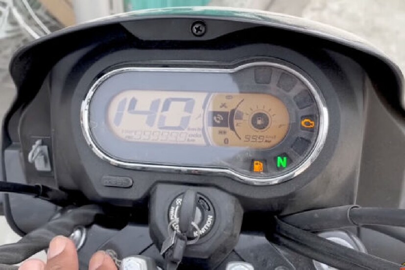 Hero Motocorp ভারতের বৃহত্তম টু হুইলার প্রস্তুতকারক সংস্থা। ভারত বিশ্বের অন্যতম বড় টু-হুইলার বাজার। আর এই বাজারে Hero Splendor এখন এক নম্বর বাইক। আপনি জেনে অবাক হবেন যে Hero Splendor Plus প্রতি মাসে ২-৪ লক্ষ ইউনিট বিক্রি হচ্ছে। গত মাসে এই বাইকটি গোটা দেশে সবচেয়ে বেশি বিক্রি হয়েছিল।